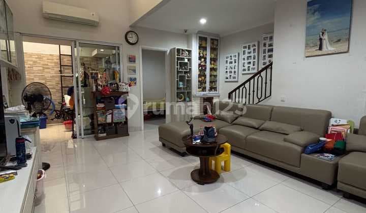 Rumah 2 lantai 3+1 kamar hadap utara di Eminent