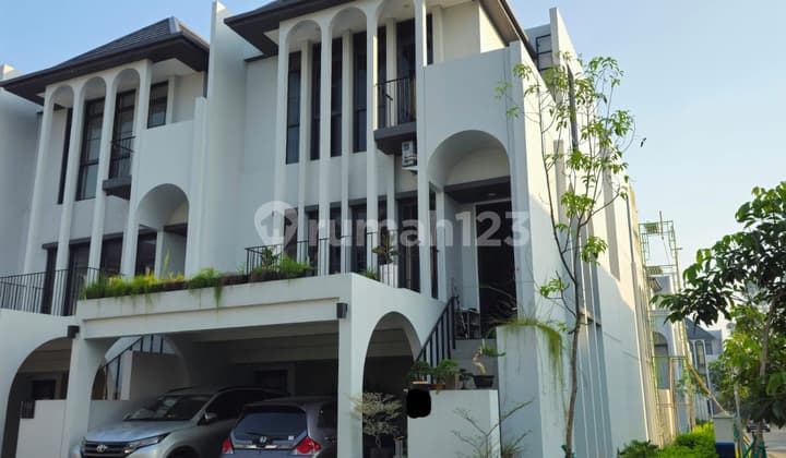 Rumah Hook 3 Lantai 3+1 Kamar Selatan di Aether