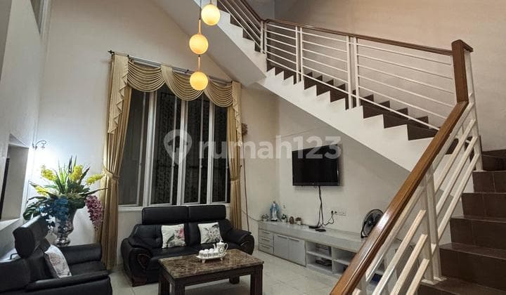 Rumah split level 2 lantai 5+1 kamar dekat tol di The Green