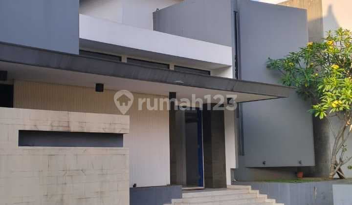 Rumah 2 Lantai 4+2 Kamar Selatan Kolam Renang di Emerald Cove