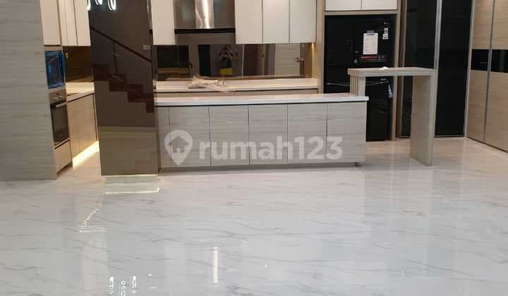 Rumah 2 Lantai 3+1 Kamar Semi Furnished di Menaggio