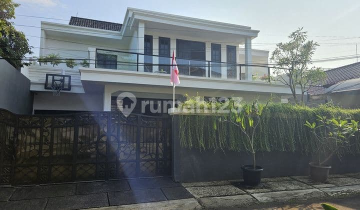 Rumah 2 Lantai 5+2 Kamar Siap Huni di Sektor 2