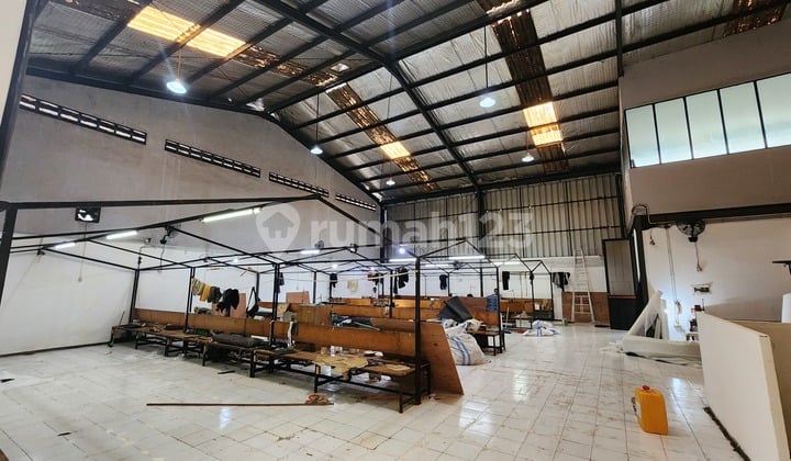Gudang lebar 40 siap pakai 1,5 lantai akses kontainer 20 feet