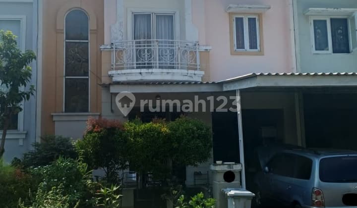Rumah 2,5 lantai 4+1 kamar hadap barat laut di Beryl