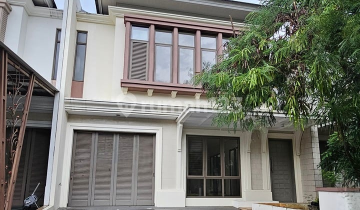 Rumah 2 lantai 4+1 kamar hadap utara di Greenwich