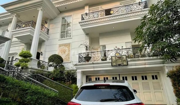 2-story house with 6+5 bedrooms facing west, swimming pool in Tirta Golf