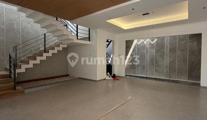 Rumah 2,5 lantai 4+1 kamar hadap selatan di Sutera Flamboyan