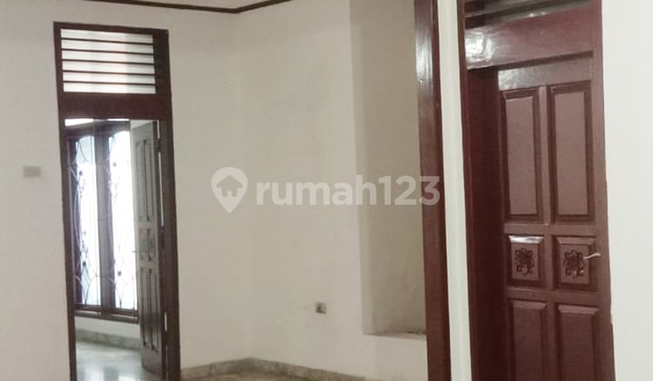 Rumah 2,5 Lantai 5+1 Kamar Hadap Selatan di Rawamangun