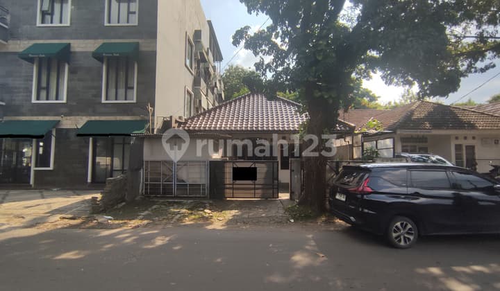 Rumah tua 1 lantai 9+1 kamar berada di jalan boulevard Griya Loka