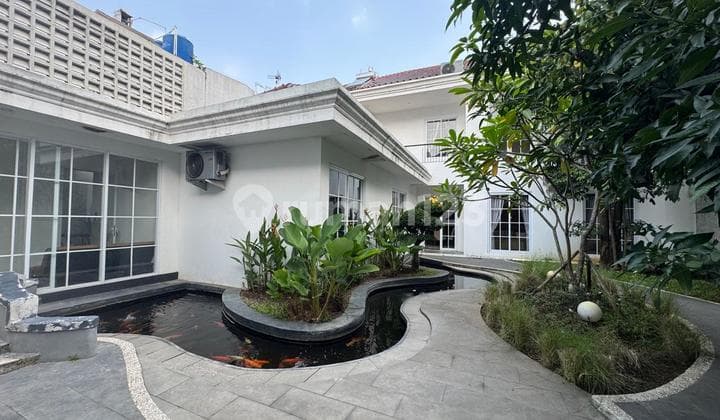 2-story house with 4+2 bedrooms facing west in Alam Sutera