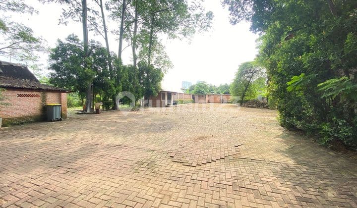 Bangunan Pinggir Jalan Raya Kontainer 40 Feet di Cilenggang