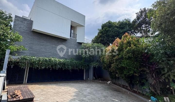 3-story house with 5+2 east-facing rooms and swimming pool in Golf Terrace