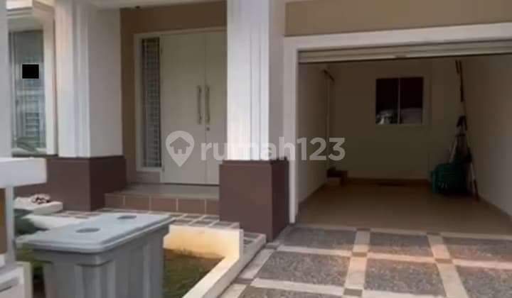 A 2-story house with 4+1 bedrooms facing south in Flamingo.