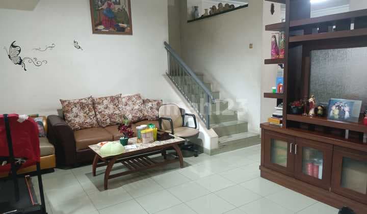 2-Storey House with 4+1 Bedrooms on Boulevard Street, Sector 7A