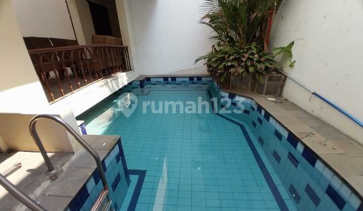 Rumah Bagus Dengan Kolam Renang Indoor Di Perumahan Puri Cinere
