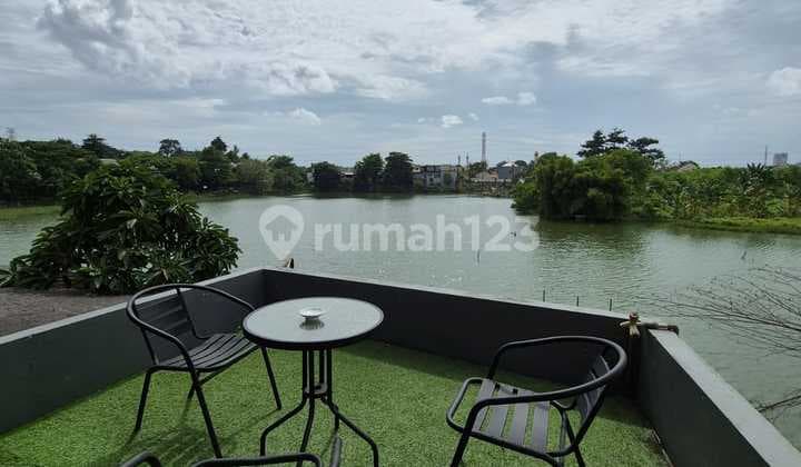 Dijual Rumah 2 Lantai dengan Pemandangan ke Danau di Area Tangsel