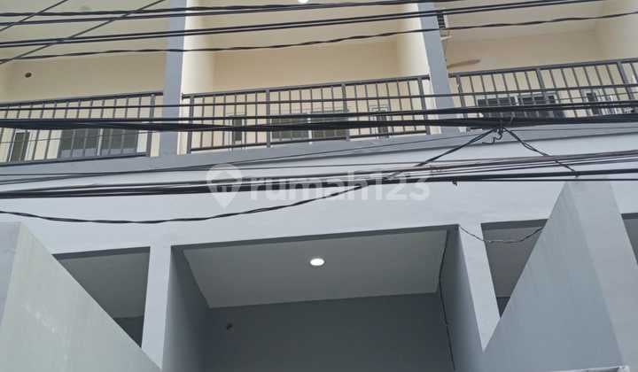 Rumah Baru Duri Kepa 3 Lantai Strategis Siap Huni