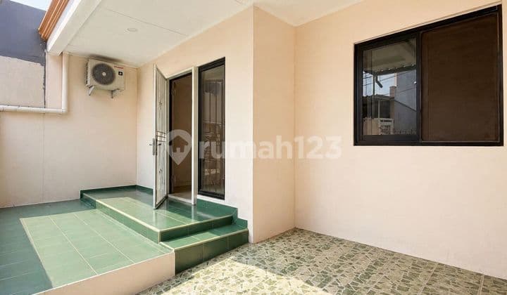 Rumah Tanjung Duren 2 Lantai Semi Furnished Row Jalan 1 Mobil Lega