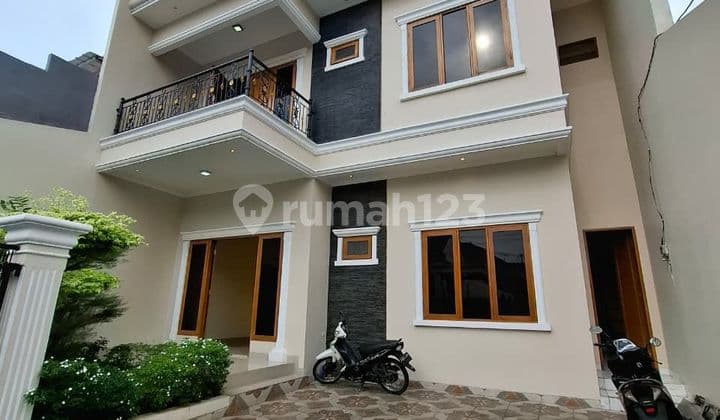 Rumah 2 Lantai Full Renovasi,Siap Huni,Bebas Banjir di Rawamangun,Jakarta Timur