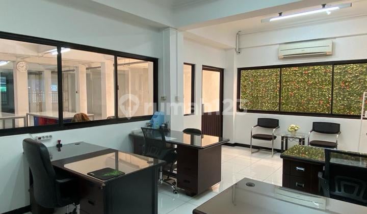 Rumah/Gudang Bonus Kantor SHM dengan 5 Unit AC di Jakarta Barat