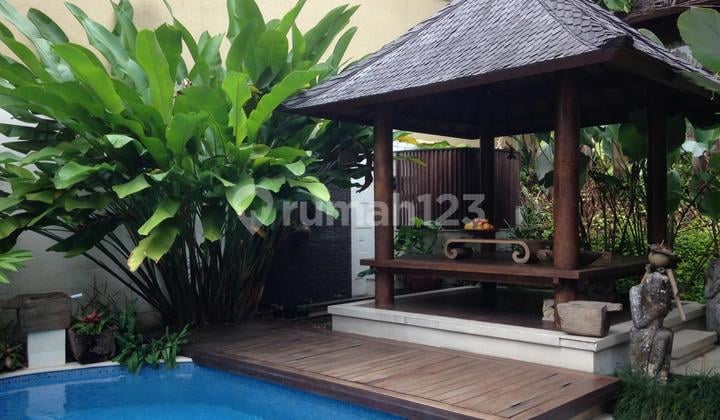 Rumah dengan Swimming Pool dan Vila di Bintaro Tangsel