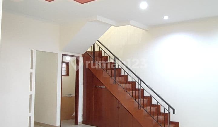 Rumah 2 lantai full renovasi di Taman Kopo indah 3