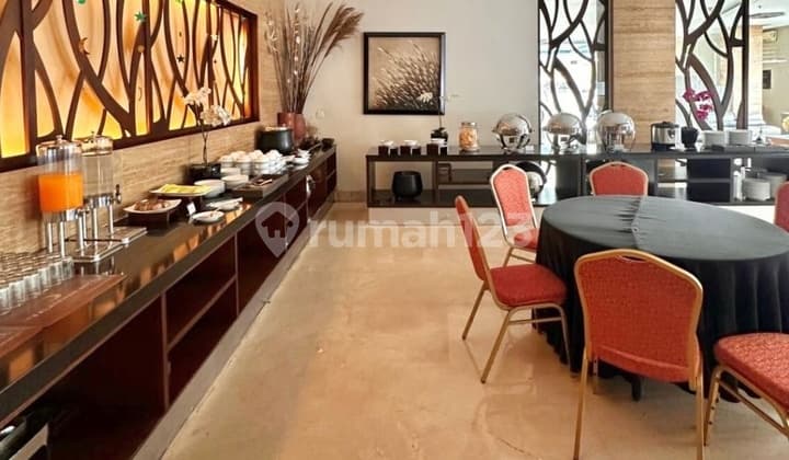 Hotel dengan Posisi Hoek dan Lokasi Strategis, 2 Lift