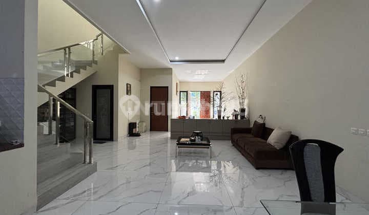 Rumah modern minimalis, jalan lebar di greenville
