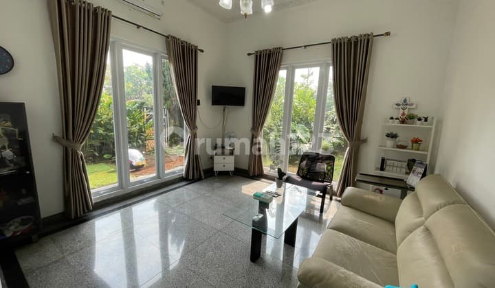 Rumah Hoek Asri Dikelilingi Taman, Living Room Luas - Permata Buana