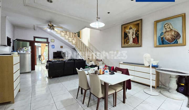 Rumah 4 kamar, 200 meter, 2 lantai, di puri indah