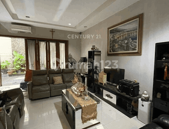 House with a cool outdoor space, separate kitchen, and parking for 6 cars in Permata Buana.