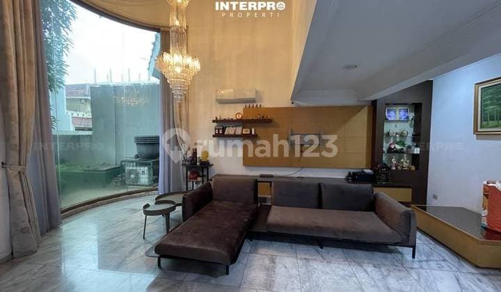 Rumah Spacious Klasik Modern dengan Layout Terbuka di Intercon Kebon Jeruk