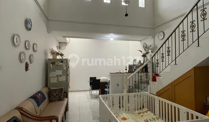 Rumah Homey Di Permata Buana, Ceiling Tinggi, One Gate System, Harga Unbeatable