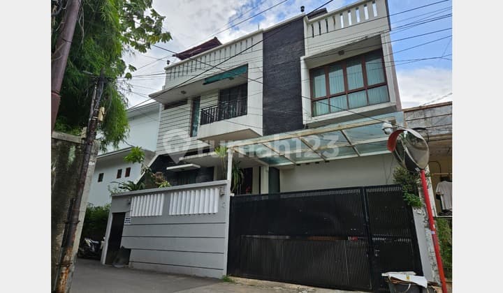 Rumah 3,5 Lantai ada Kolam Renang Unfurnished diKontrakan di Kemang Jakarta Selatan