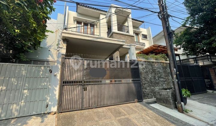 Sewa Rumah Baru Semi Furnish
area Senopati Scbd, Jaksel
ada Swimming Pool