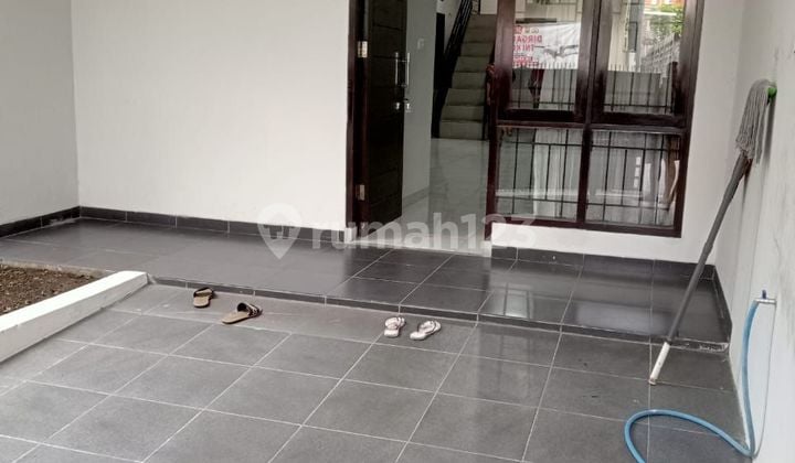 Rumah Di Belakang Batununggal Estate Hadap Timur