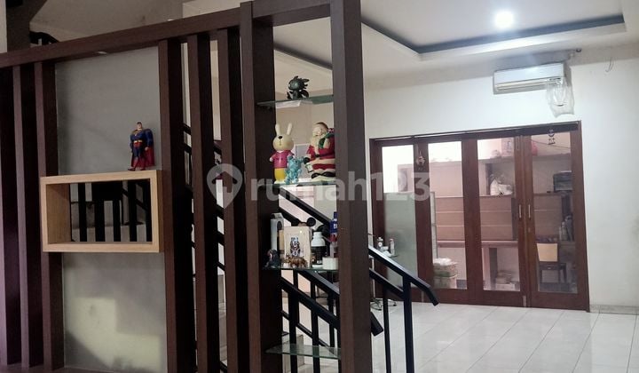 Rumah 3 Lantai Semi Furnished Lingkungan Nyaman