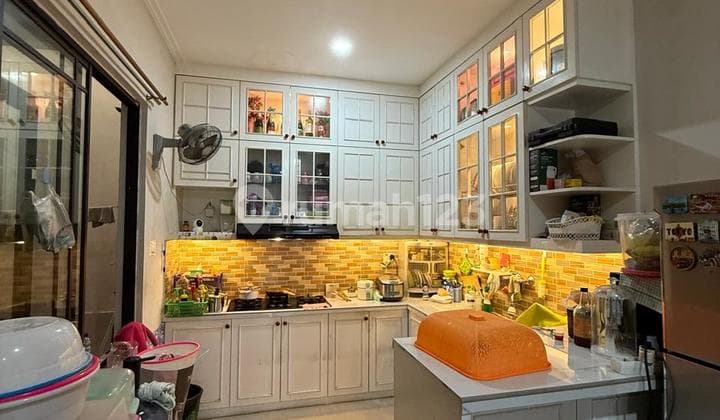 For Sale 2.5-Story House in Asia Greenlake City