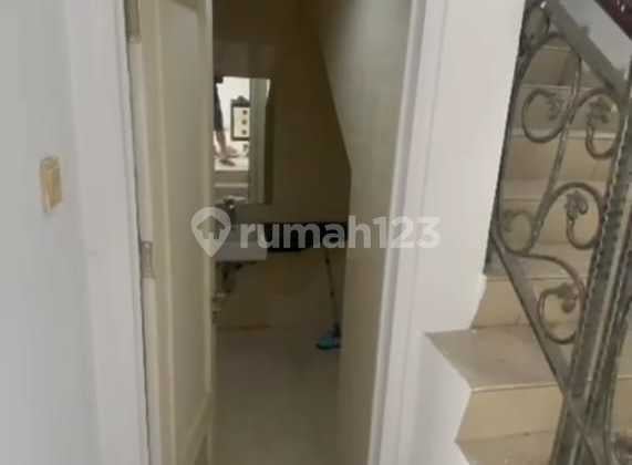 For Rent 2-Story House West Europe Greenlake City