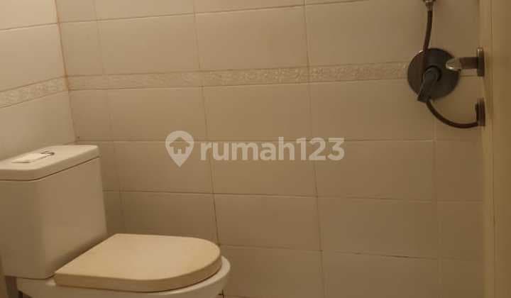 For Sale 2-Story American Style House in Green Lake City