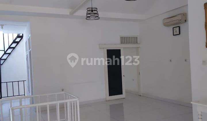 Disewakan RUMAH SEKALIGUS TEMPAT USAHA RAPI 2 lantai di Summagung, Kelapa Gading