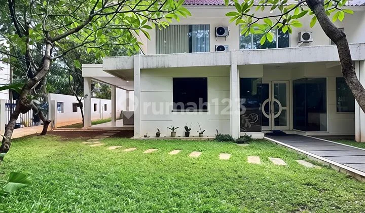 Hook House Near Senayan and Pakubuwono Suitable for Residential / Commercial Use