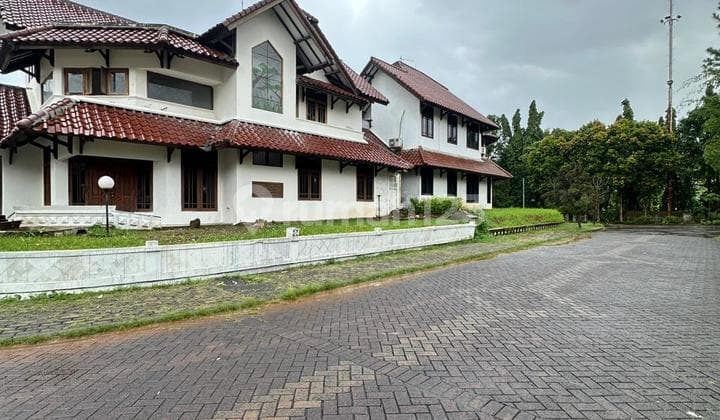Rumah Lama Dalam Komplek Besar Dekat MRT Lebak Bulus