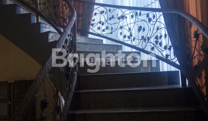 RUMAH SECOND. 2 LANTAI , LOKASI TENGAH KOTA SURABAYA TIMUR RUMAH SECOND. 2 LANTAI , LOKASI TENGAH KOTA SURABAYA TIMUR