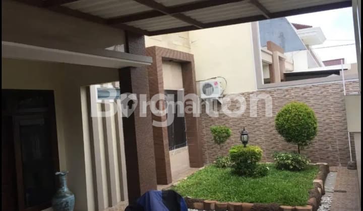 RUMAH 1 LANTAI SANGAT TERAWAT SIAP HUNI, DEPAN PAGAR ADA BISA PARKIR 3 MOBIL ROW JALAN 4 MOBIL LONGGAR,