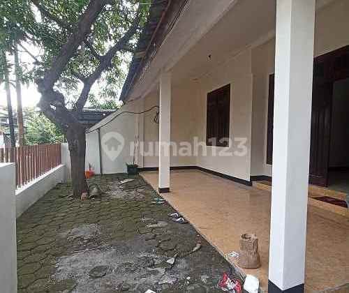 1-Storey House in Rungkut Harapan, Surabaya with High Ceilings, Near Merr Rungkut