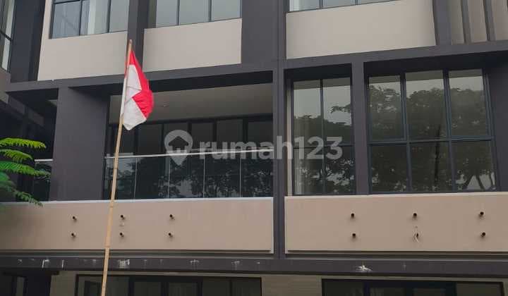 2 Gandeng Ruko Enchante Masih Baru di BSD City Hadap Jalan