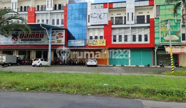 Good 3-Story Shop House, Super Strategic Location in Solo Baru, Area 145M2