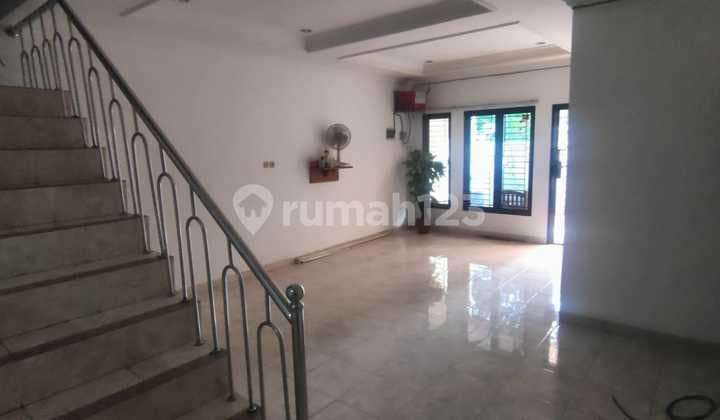 Rumah Depan Taman Kosambi Baru Jakarta Barat