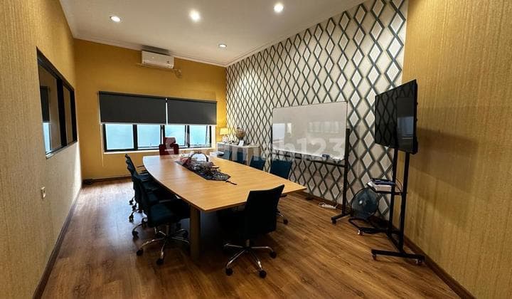 Disewakan Rumah atau Ruang Usaha, Bagus, Full Furnished, Siap Pakai, Bebas Banjir dan Strategis di Menteng Jakarta Pusat